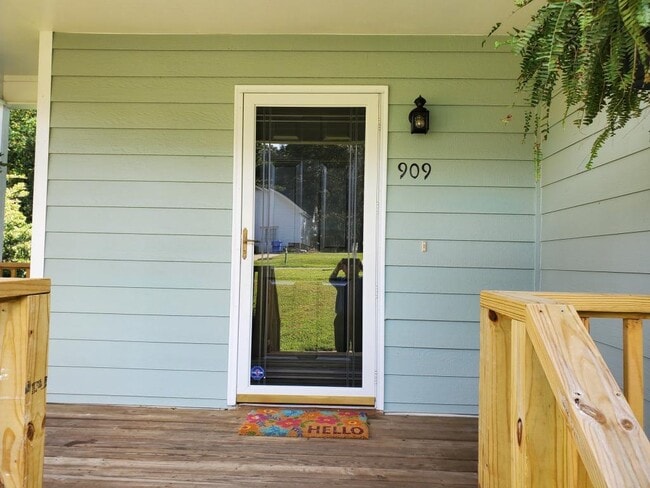 Photo - 909 Perry Howard Rd