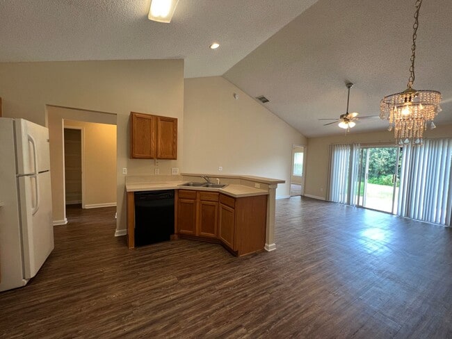 Photo - Comfortable 3-Bedroom Home with Garage – L...