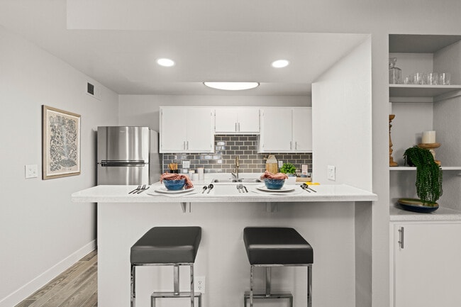 1BR, 1BA - 560SF - Kitchen - Aventura Apartments