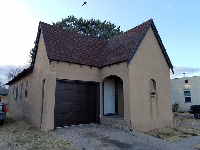 CLASSIC HOME IN CENTRAL CLOVIS - CLASSIC HOME IN CENTRAL CLOVIS