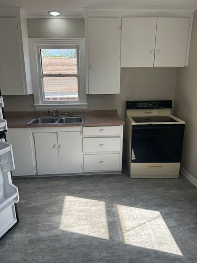 Photo - 1 Bd 1 Ba Garage Apartment