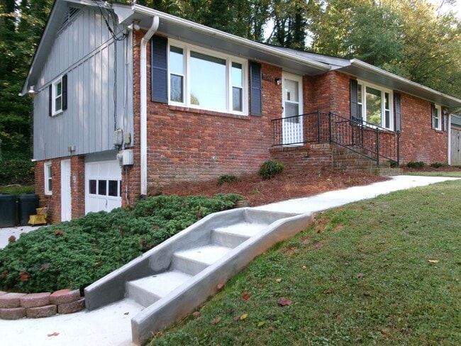 Building Photo - Classic ranch style home with basement for...