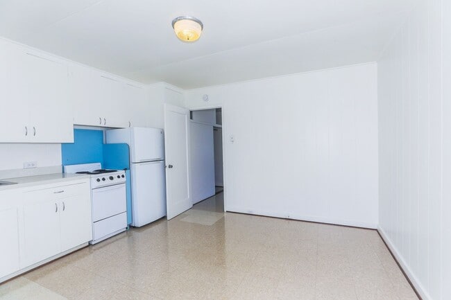 Photo - Waiola - upstairs 1 bedroom with 1 parking - window air conditioner in bedroom..