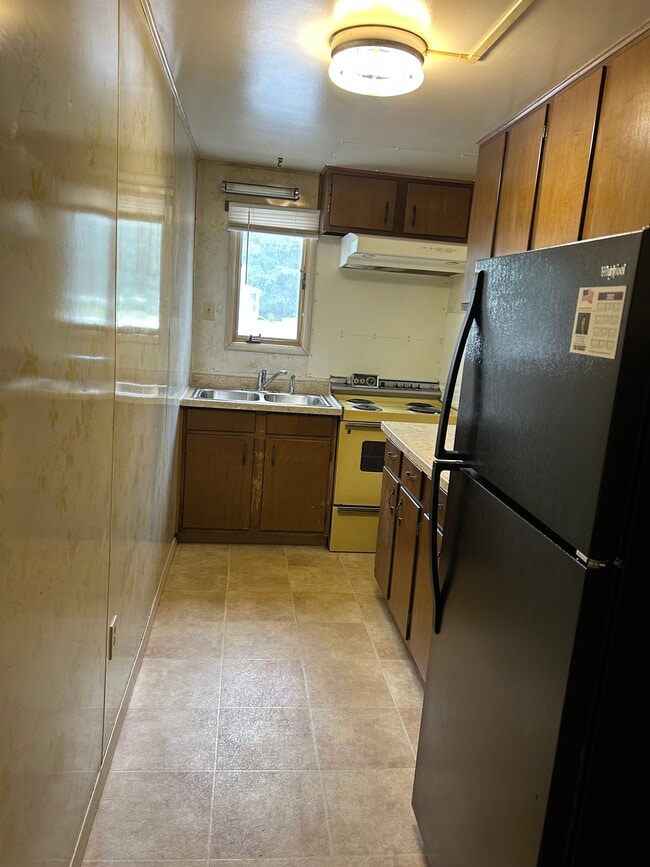 Kitchen with appliances - 4921 S Dixie Hwy Unit Suite A