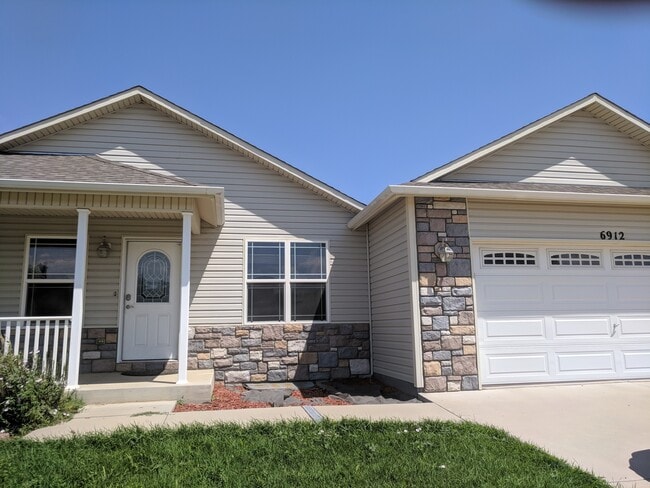 Building Photo - Beautiful 3 bed 3 Bath Ranch-Style Home in Wellington!