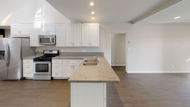 Photo - BIG House! Spacious bedrooms! Garage and D...