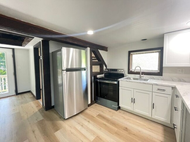Building Photo - 359 Nashua St Unit 3 Rental