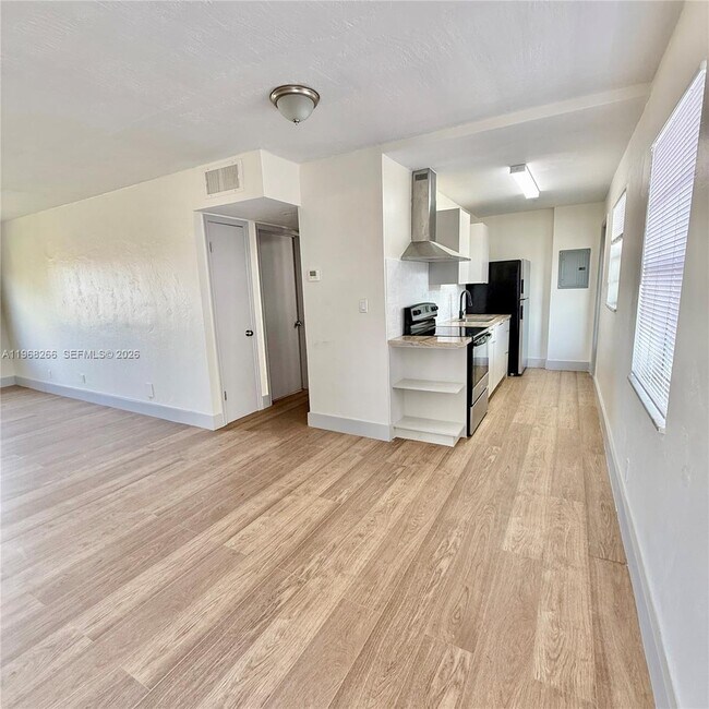 Building Photo - 1715 N 16th Ave Unit 304