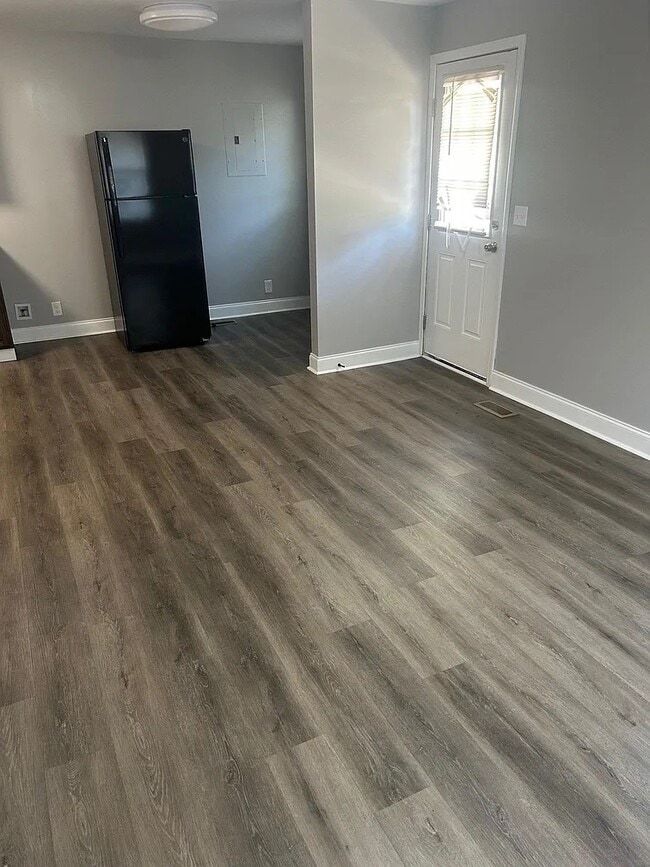 Photo - 210 Sunny St