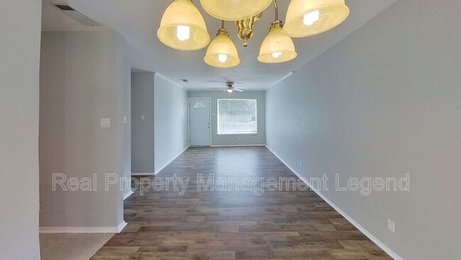 Photo - 717 E Martin Ln