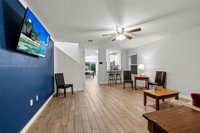 Photo - 525 NE 6th Pl