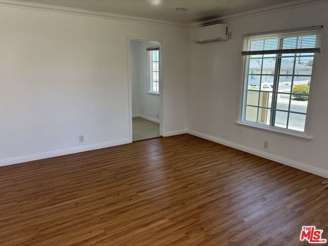 Photo - 8437 Lilienthal Ave