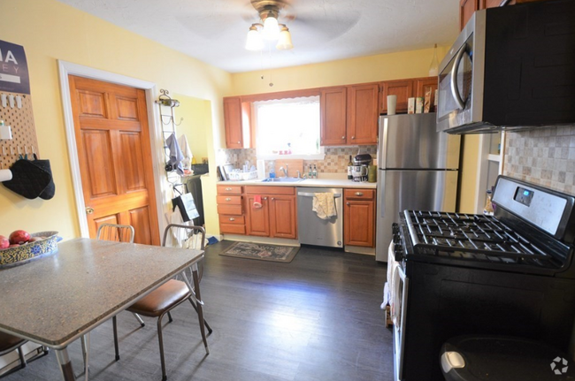 Building Photo - 194 Cedar St Unit 1 Rental