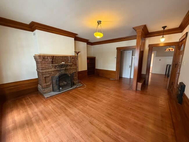 Photo - 1637 Lake St
