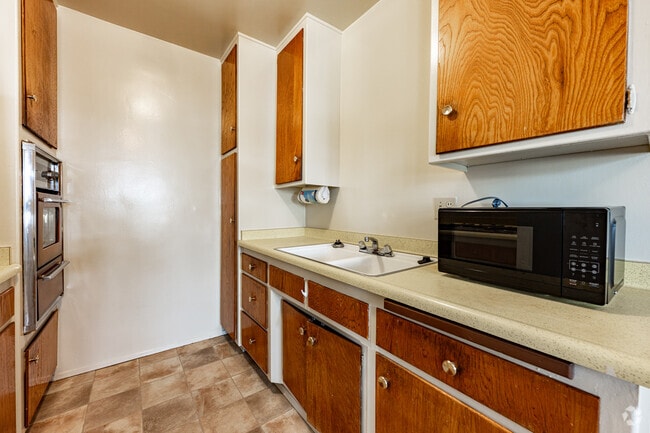 1BR, 1BA - 725SF - Kitchen - Foothill Terrace