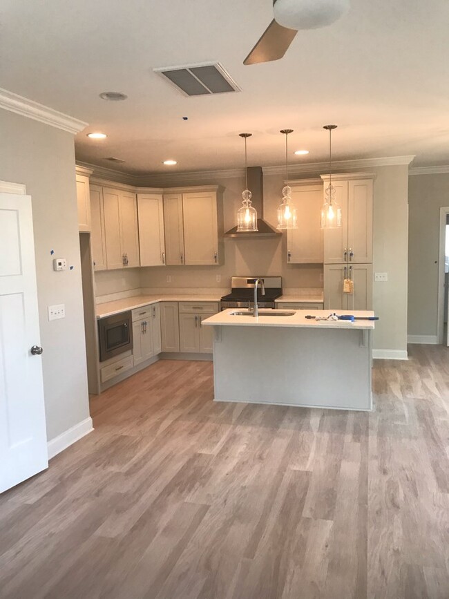 Open floor plan kitchen and living area - 1507 Washington St Casa Adosada