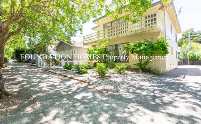 Building Photo - Bright & Spacious 2BD/1BA Upper-Level Dupl...