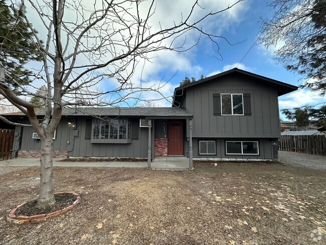 Building Photo - 5 Bedroom with Detached Garage and Garden Rental