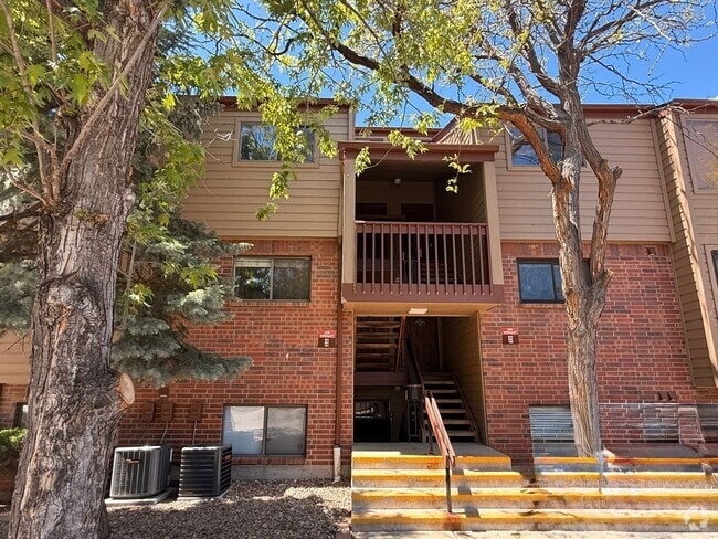 Building Photo - Spacious Condo on Green Mountain-Walk in C...