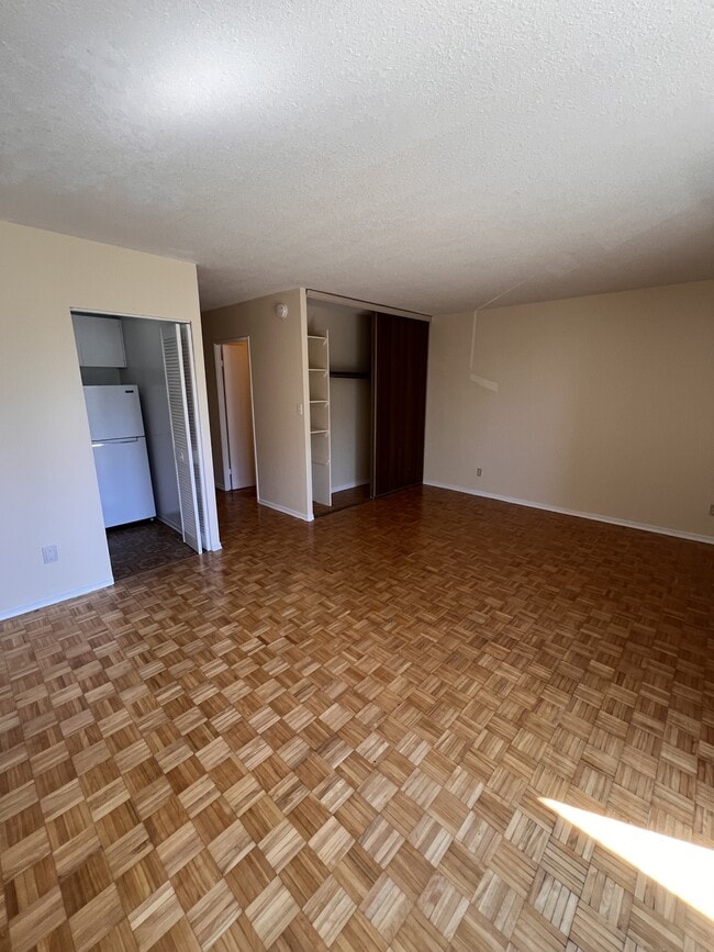 Building Photo - 800 Riddell Ave N Unit 206