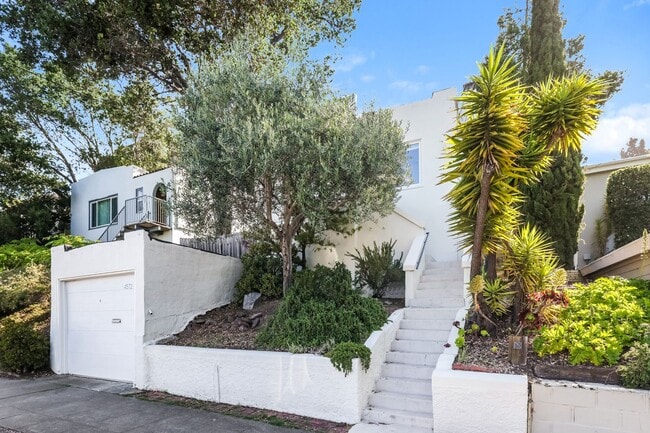 Building Photo - Available 2 Bedroom Home In Redwood Heights!