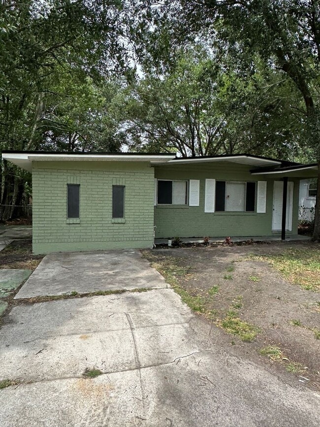 Photo - **4/2 BR Single Family home : Available Now