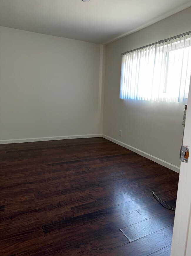 5738 Whitsett Ave
