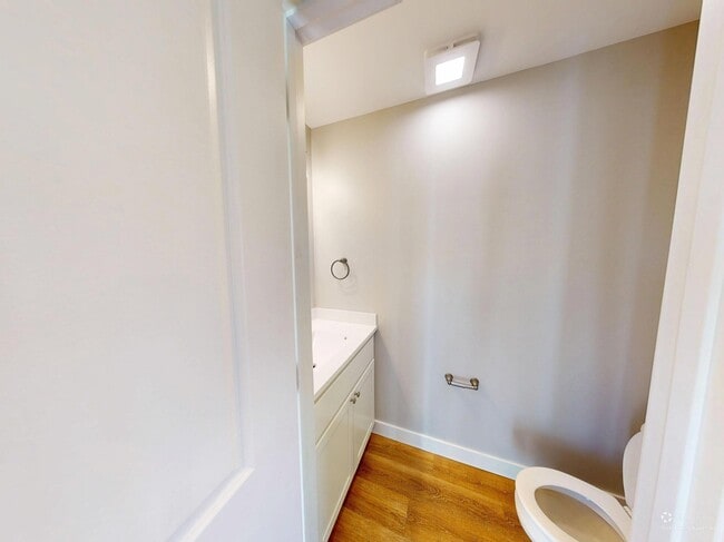Half bath - 1341 Luke Ln