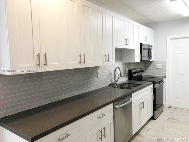 Building Photo - 1235 NE 3rd Ave Unit 1