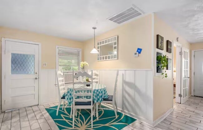 Photo - 4910 Charles St