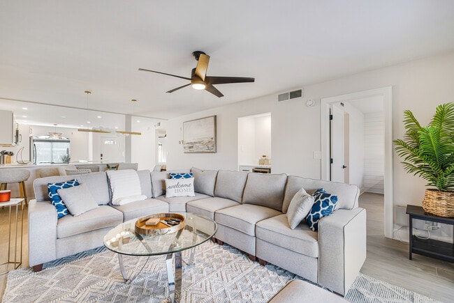 Building Photo - 16440 Kelly Cove Dr Unit 2806
