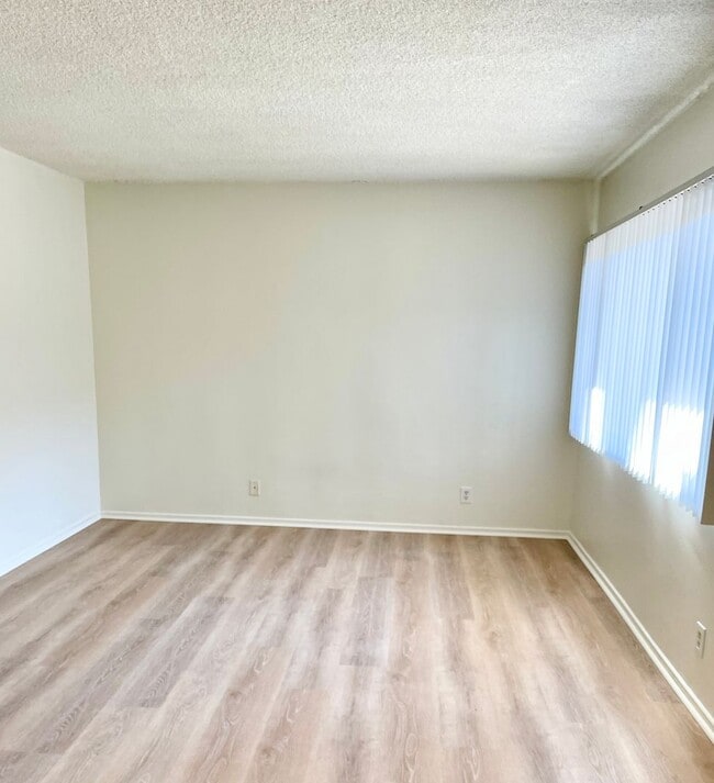 Photo - Cozy 1 bedroom unit located in Canoga Park with Laundry On-site and Community Pool! Unidad 102