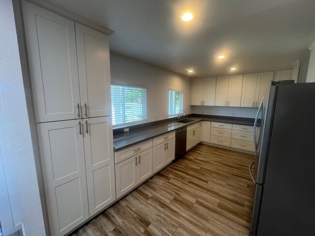 Photo - 880 San Mateo Ct