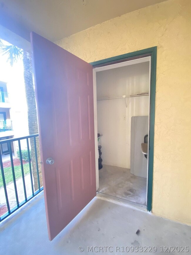 949 Riverside Dr Unit 423