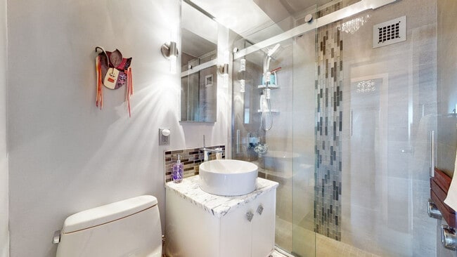 Photo - 8 Whittier Pl Unidad ID1238047P