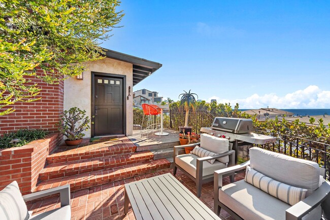 Photo - Oceanview Cottage Steps from Iconic Thousand Steps Beach