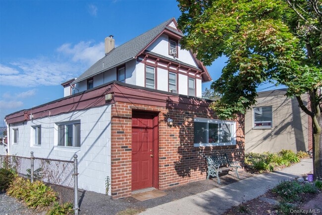 Building Photo - 15 N Buckhout St Unit C