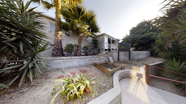 Building Photo - 5BD/2BA on Montezuma with Parking!! Rental