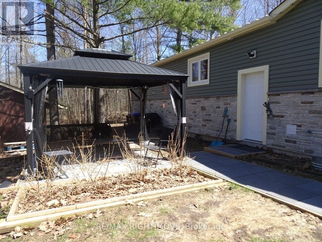 Photo - 32 Mills Cir