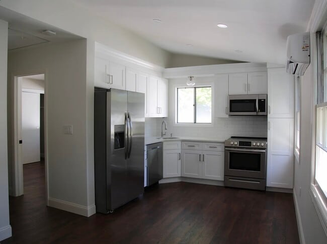 Building Photo - 883 Park Ave Unit 1