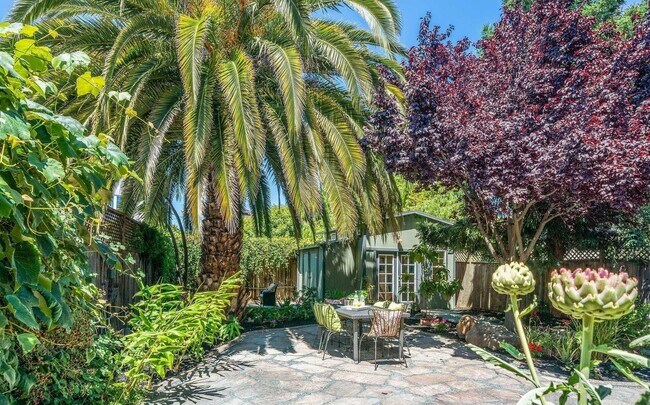 Photo - 684 Apgar St