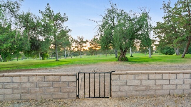 Building Photo - Spacious 3-Bedroom End Unit with Golf Cour...