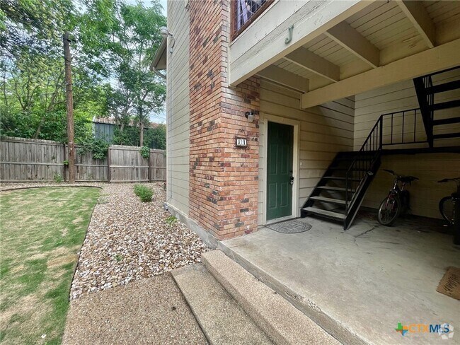 Building Photo - 421 W San Antonio St Rental