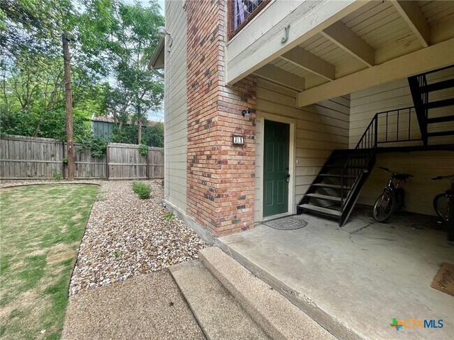 Building Photo - 421 W San Antonio St Rental