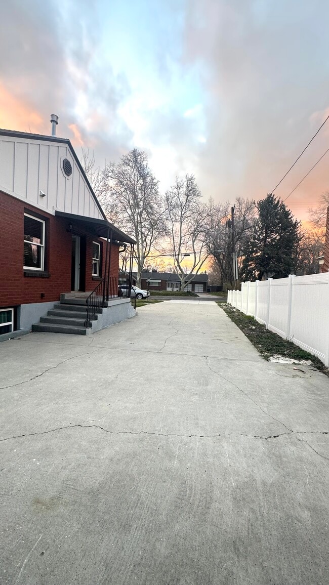 Photo - 1940 Spring Ln