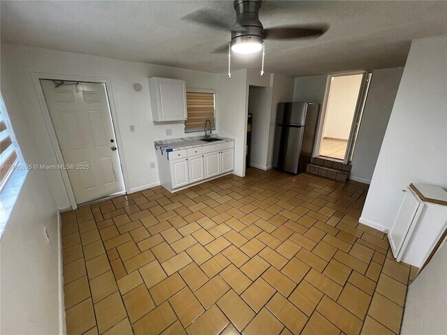 Photo - 200 W 53rd Terrace Unidad A