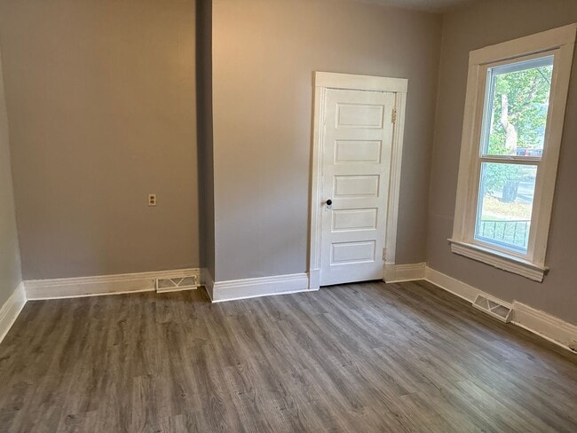 Building Photo - Newly renovated east side 1 BR/1BA