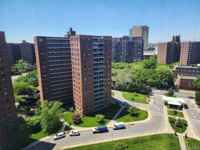61-25 98th St Unidad 17E