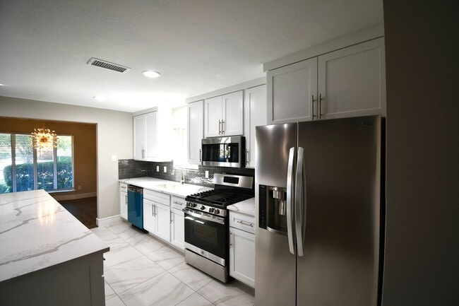Building Photo - NEWLY REMODELED WITH POOL