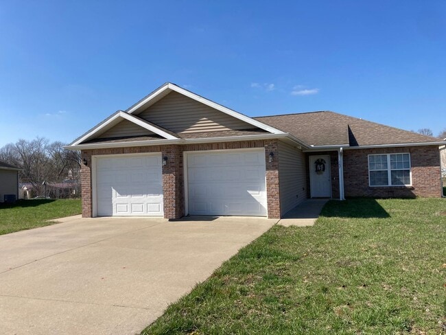 Building Photo - Founders Court 165/167 Unit 165